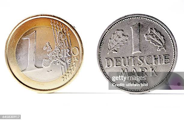 Ein-Euro-Münze und eine D-Mark-Münze