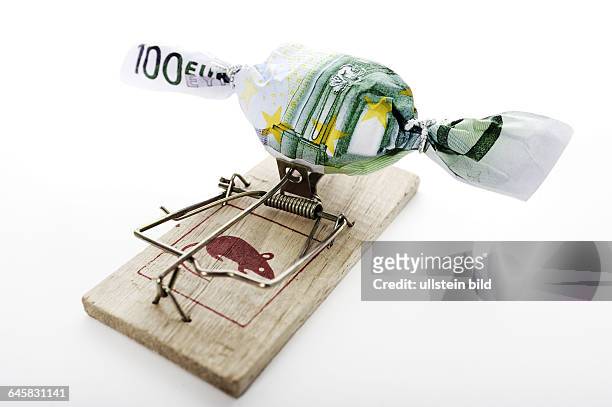 Bonbon in Geldschein eingewickelt auf Mausefalle, Symbolfoto Schuldenfalle