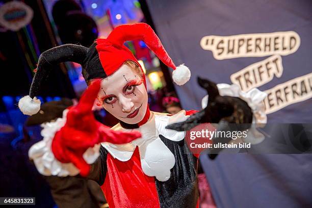 Die Weiberfaasend in der Kongresshalle, zieht am Donnerstag unter dem Motto "Superheld trifft Powerfrau" erneut tausende Besucher aus der Großregion...