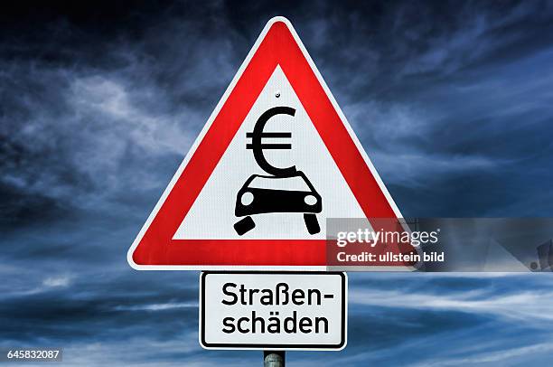 Verkehrsschild Straßenschäden mit Eurozeichen, Sonderabgabe für Autofahrer