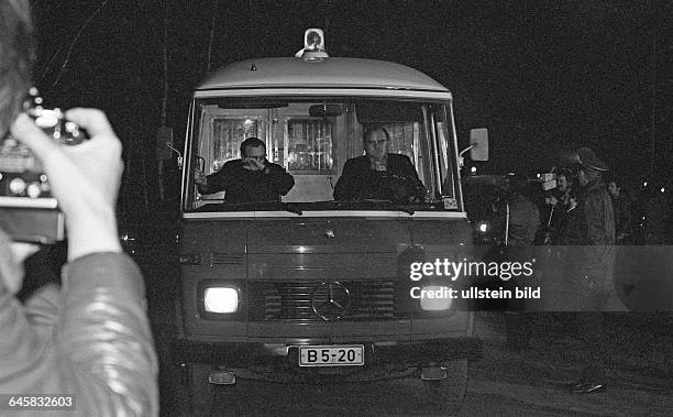 Gefangenentransport bei Ankunft auf dem Flughafen Tegel. Berlin , 02. 03. 1975. Die Entführer des CDU-Politikers verlangen die Freilassung und...