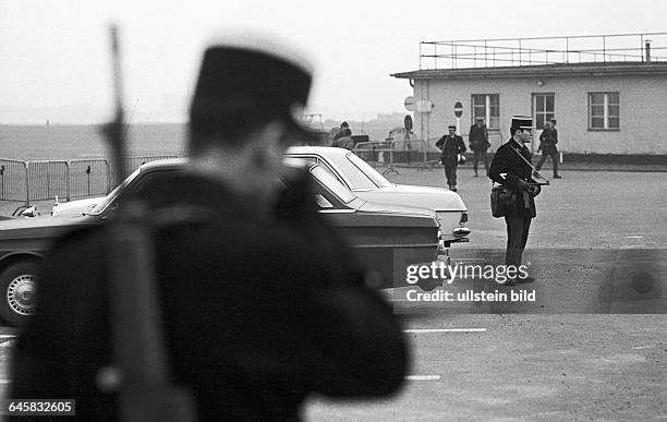 Französische Gendarmerie auf dem Vorfeld des Flughafens. Berlin , 02. 03. 1975. Die Entführer des CDU-Politikers verlangen die Freilassung und...