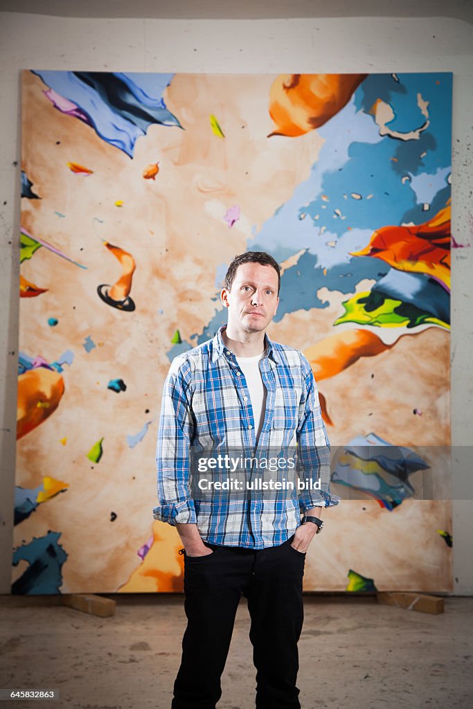 Kultur: Norbert Bisky, Maler, Künstler in seinem Atelier in Berlin mit seinem Bild "2014"