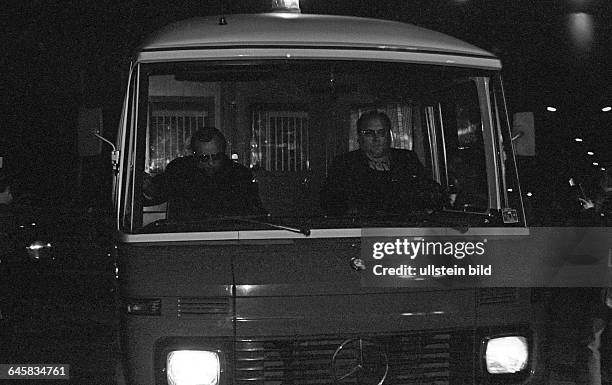 Transport der freigepressten Häftlinge bei Ankunft auf dem Flughafen Tegel. Berlin , 02. 03. 1975. Die Entführer des CDU-Politikers verlangen die...