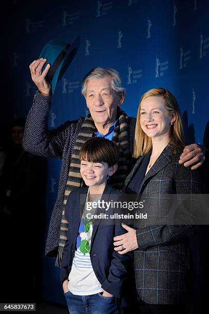 Germany/ Berlin/ Berlinale/ Photo-Call zum Film MR. HOLMES, im Grand Hyatt Hotel. - Sir Ian McKellen, Laura Linney und Milo Parker