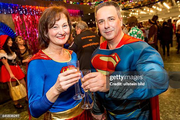 Unter dem Motto "Powerfrau trifft Superheld", findet der traditionelle PreMaBüBa in der Saarbrücker Congresshalle statt. Im Bild: Beate Konter und...