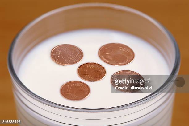 Milchpreise, Milchpreis, Milchpreiserhhung, Milchglas, Glas, Glser, Preis, Preise, teuer, teure, Milch, Cent, Centst¸cke, Geld, M¸nzen, Centm¸nzen,...
