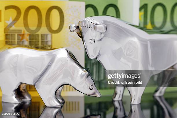 Börsensymbole Bulle und Bär vor Euro-Banknoten, Finanztransaktionssteuer