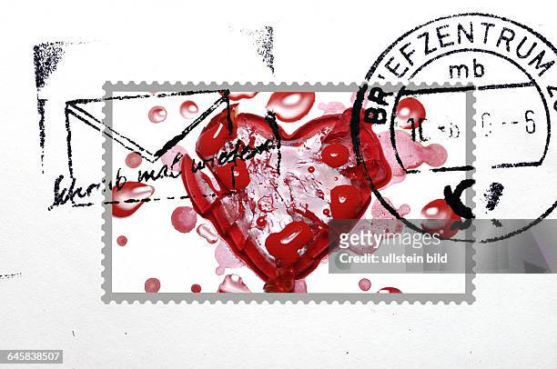 Brief mit Briefmarke und gebrochenem Herzen