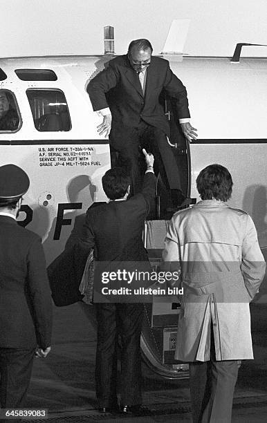 Heinrich Albertz bei Rückkehr aus dem Jemen auf dem Flughafen Tempelhof. Berlin , 04. 03. 1975. Die Entführer des CDU-Politikers hatten die...