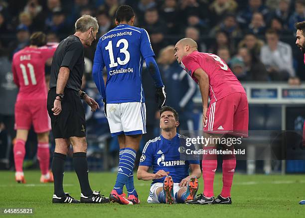 Fussball, Saison 2014/15, Champions League, 2014/15, Achtelfinale,FC Schalke 04 - Real Madrid 0:2Verletzung Klaas-Jan Huntelaar, Klaas Jan Huntelaar...