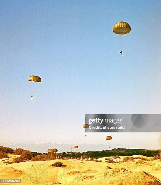 Spanische Fallschirmjäger - landen in den Dünen von Maspalomas auf Gran Canaria im Januar 1968