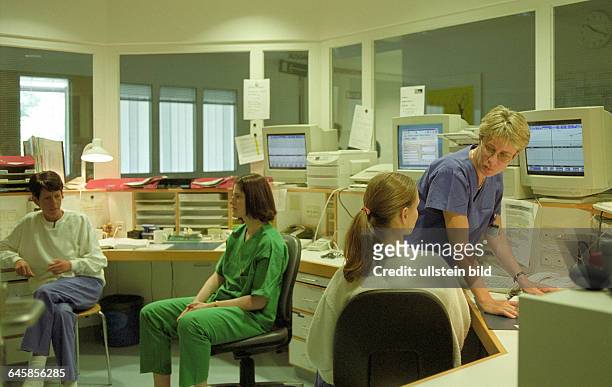 Hebammen auf der Wachstation. Berlin, 28. 05. 1999. Die Klinik für Geburtsmedizin der Charite hat in Erwartung des Babybooms zum Jahreswechsel...
