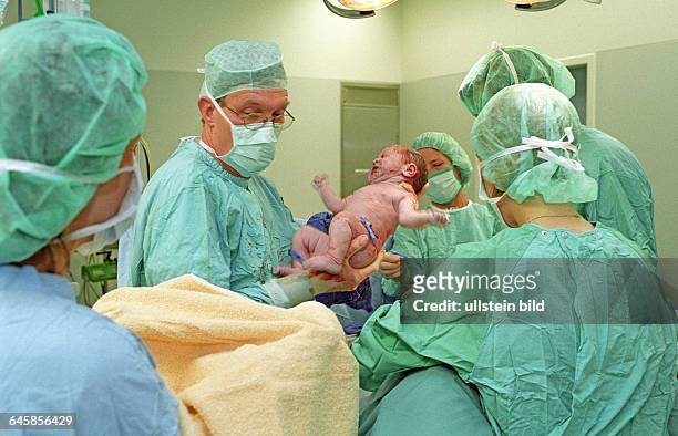 Klinikchef Prof. Joachim W. Dudenhausen mit Baby nach Kaiserschnitt. Berlin, 28. 05. 1999. Die Klinik für Geburtsmedizin der Charite hat in Erwartung...