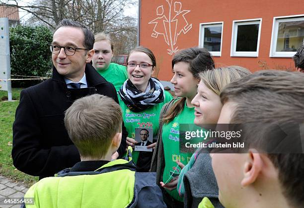 Bundesjustizminister Heiko Maas besucht das SOS Kinderdorf in Merzig und verbringt mehrere Stunden in der Einrichtung. Für die Kinder hat er neue...