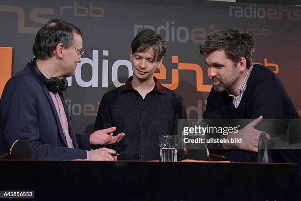 Moderator Knut Elstermann mit Kameramann Sturla Brandth Grövlen und Regisseur Sebastian Schipper beim RadioEins Berlinale-Nighttalk am Rande der 65....