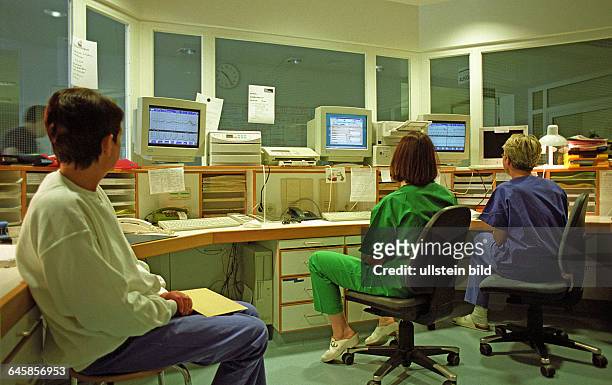 Hebammen auf der Wachstation. Berlin, 28. 05. 1999. Die Klinik für Geburtsmedizin der Charite hat in Erwartung des Babybooms zum Jahreswechsel...