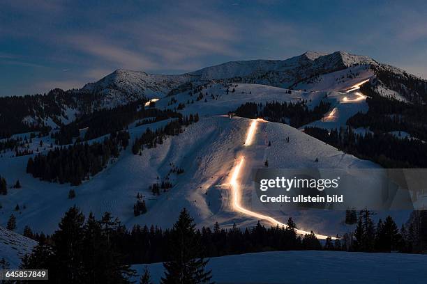 Lichter von Pistenraupen ziehen ihre Bahnen auf den Pisten im Skigebiet Sudelfeld bei Nacht am 20.02.15 bei Bayrischzell.