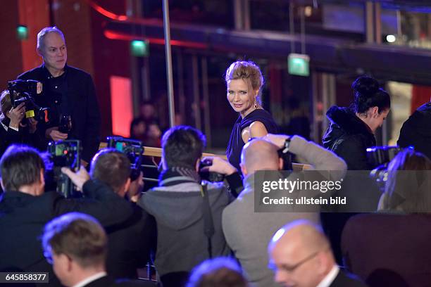 Schauspielerin Veronica Ferres umringt von Fotografen während des Eröffnungsempfangs anlässlich der 65. Internationalen Filmfestspiele Berlin