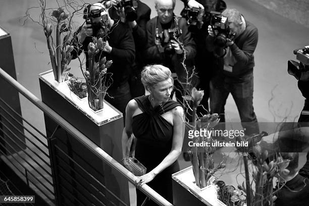 SchauspielerinVeronica Ferres umringt von Fotografen während des Eröffnungsempfangs anlässlich der 65. Internationalen Filmfestspiele Berlin