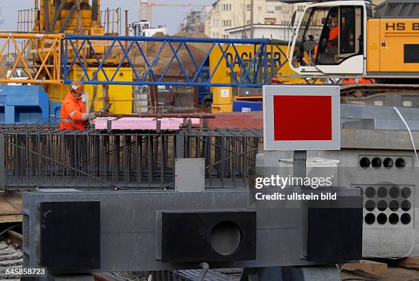 Grossbaustelle Bahnhof Ostkreuz, Stahlbrueckenelemente fuer dieS-Bahnlinie Treptow und Schoenefeld sind bereits teilweise inPosition gebracht. Hier...