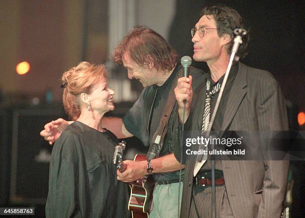 Die Schauspieler des DDR Kultfilms "Die Legede von Paul und Paula", Angelica Domröse und Winfried Glatzeder sind während eines Konzerts der Phudys am...