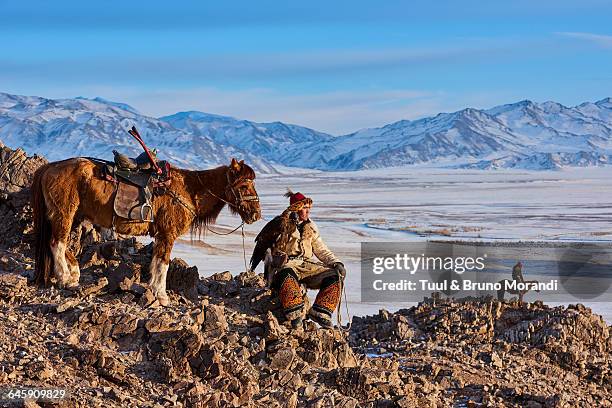 mongolia, bayan-olgii, eagle hunter - 哈薩克 個照片及圖片檔