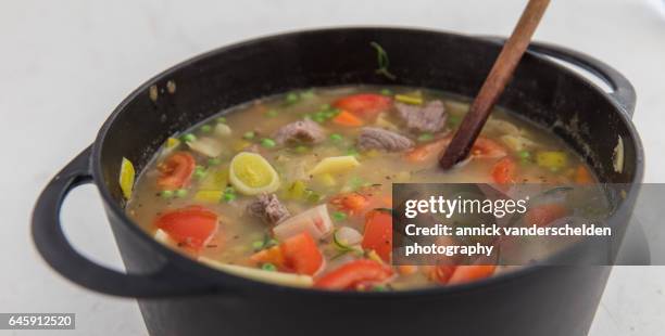 spezzatino in black cast iron casserole - pot of gold stock-fotos und bilder