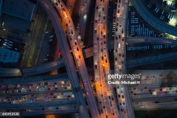 aerial view of los angeles arterial roads at twilight time - verkehr stock-fotos und bilder