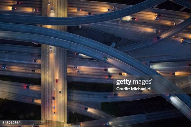 aerial view of los angeles arterial roads at twilight time - carretera elevada fotografías e imágenes de stock