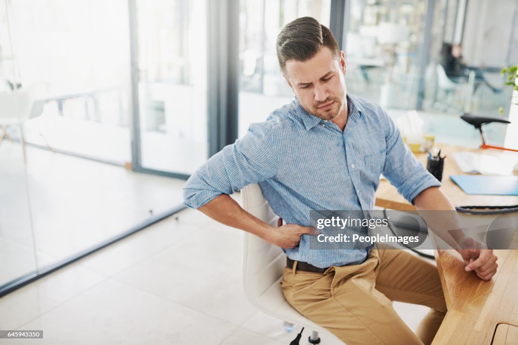 Het gevoel van de stam van een lange dag op zijn Bureau