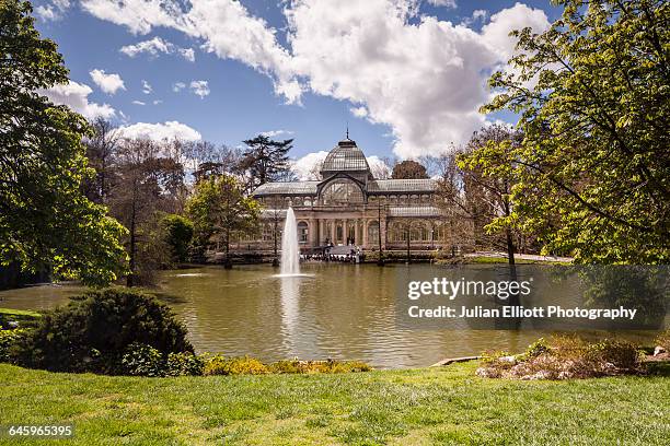 palacio de cristal in buen retiro park, madrid. - madrid stock-fotos und bilder