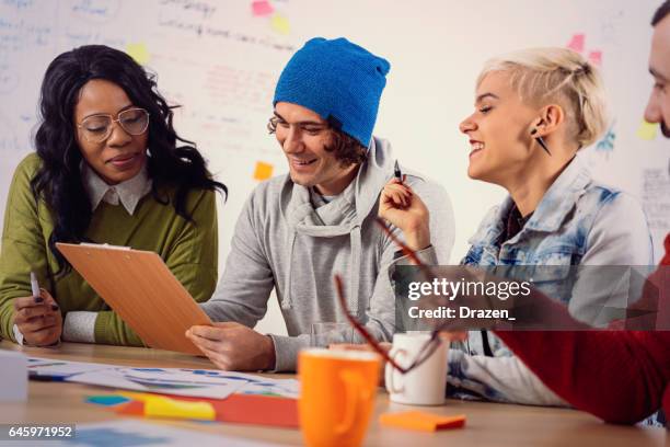 junge geschäftsleute in büro, start-up geschäftsideen zu entwickeln - crowdfunding stock-fotos und bilder