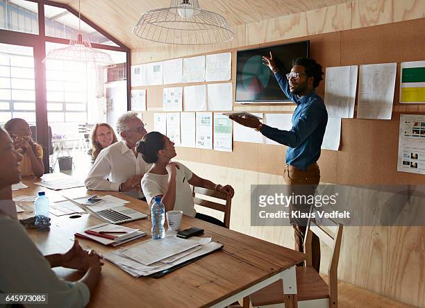 man doing presentation, using tablet & screen - marketing stock pictures, royalty-free photos & images