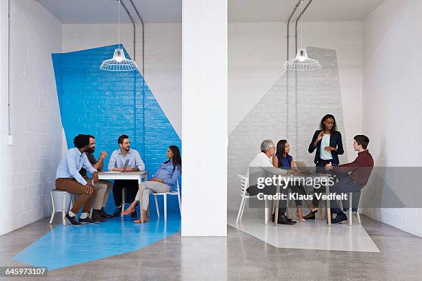 businesspeople having meetings in booths - designer einrichtung stock-fotos und bilder