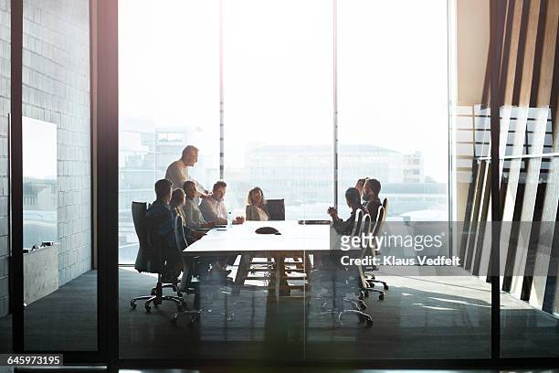 ceo giving peptalk to businesspeople at meeting - business meeting stockfoto's en -beelden