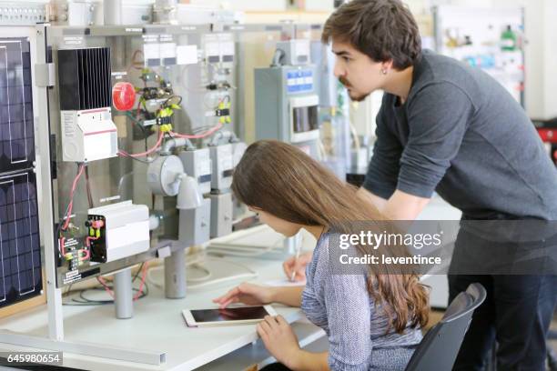 studenti che lavorano in laboratorio di energia rinnovabile. - women in stem foto e immagini stock