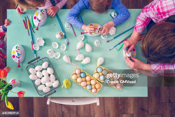 kinder malen ostereier. - basteln stock-fotos und bilder