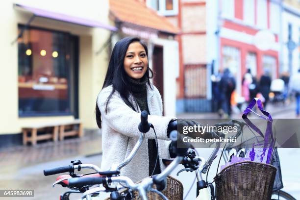 lachende vrouw fietsen in helsingborg, zweden - skane stockfoto's en -beelden