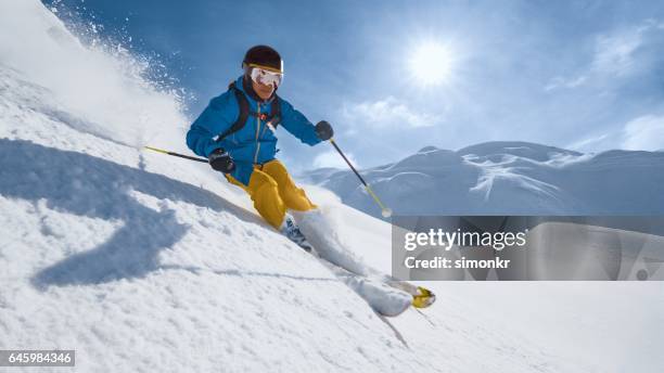 man skiën - deep snow stockfoto's en -beelden