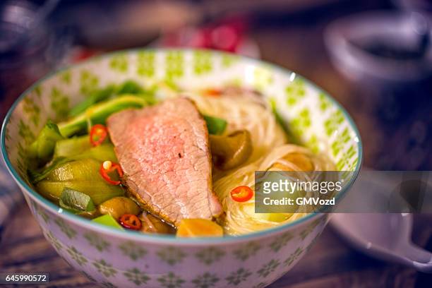 soupe de nouilles asiatiques verre avec bœuf et bok choy - vermicelle chinois photos et images de collection