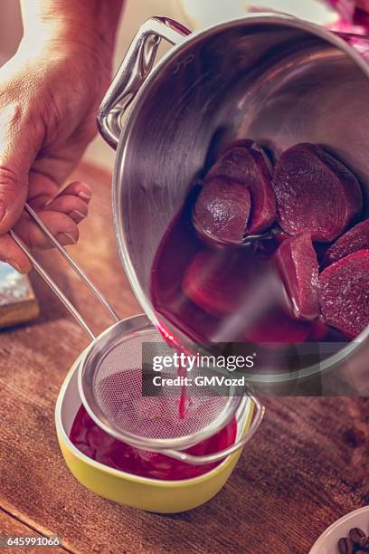 färben ostereier mit natürlichen dye-effekt - rote bete gezeichnet stock-fotos und bilder