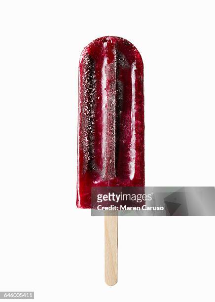 red berry popsicle on white background - eis am stiel stock-fotos und bilder