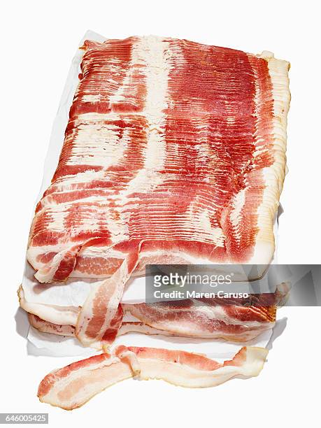 raw bacon on butcher paper - raw bacon stockfoto's en -beelden
