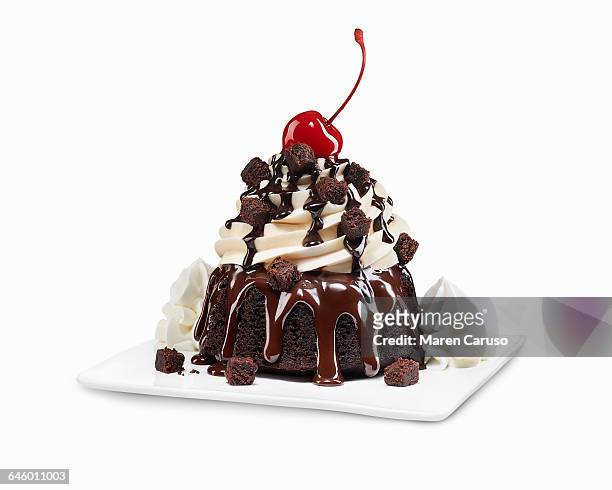 molten chocolate cake with cream and cherry - portion imagens e fotografias de stock