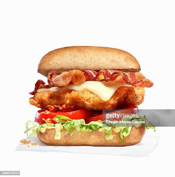 fried chicken and bacon sandwich - chicken sandwich stock-fotos und bilder