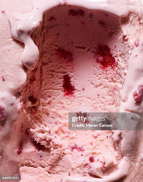 close up of strawberry ice cream - ijs of rolschaatsen stockfoto's en -beelden