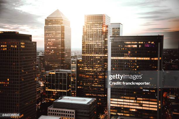 canary wharf skyline al atardecer - canary wharf fotografías e imágenes de stock