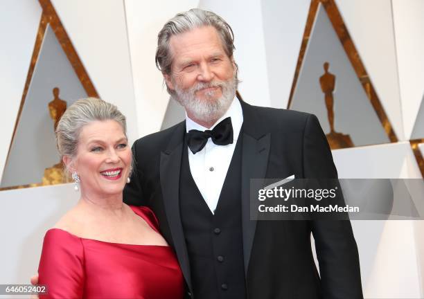 Susan Geston and actor Jeff Bridges arrive at the 89th Annual Academy Awards at Hollywood & Highland Center on February 26, 2017 in Hollywood,...