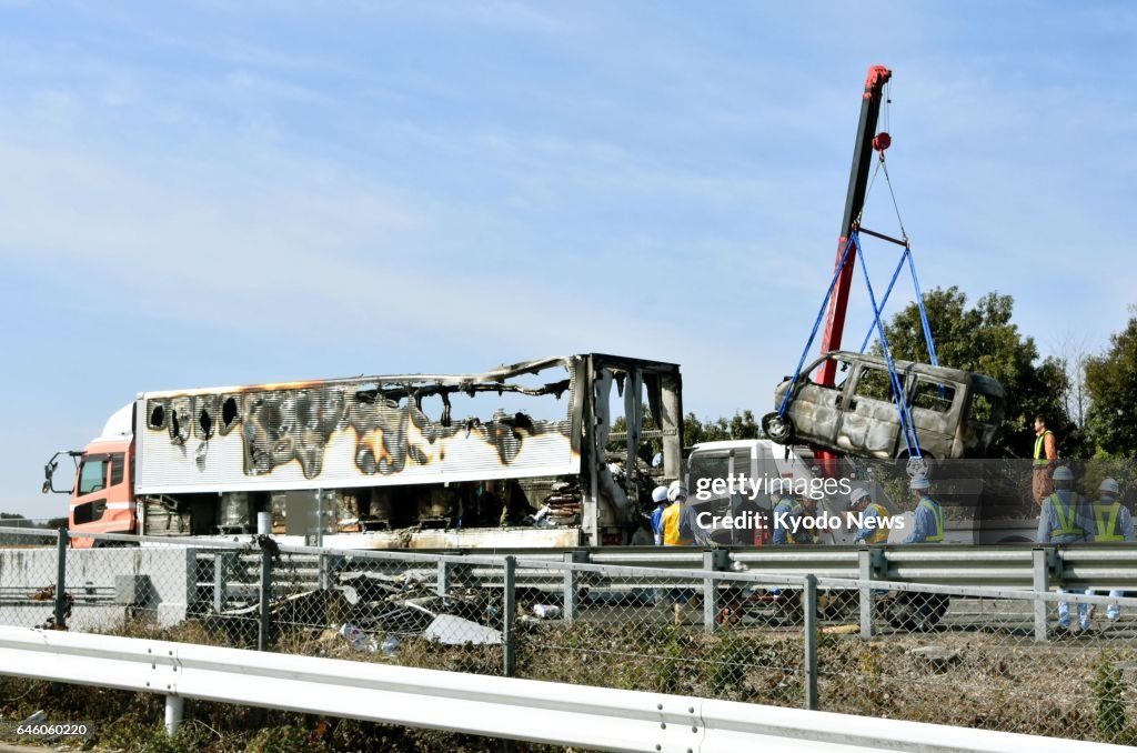 1 dead, 6 others hurt in multiple pileup on highway
